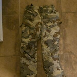 KUIU Kids Camo Sweatpants in Green, Brown, Tan